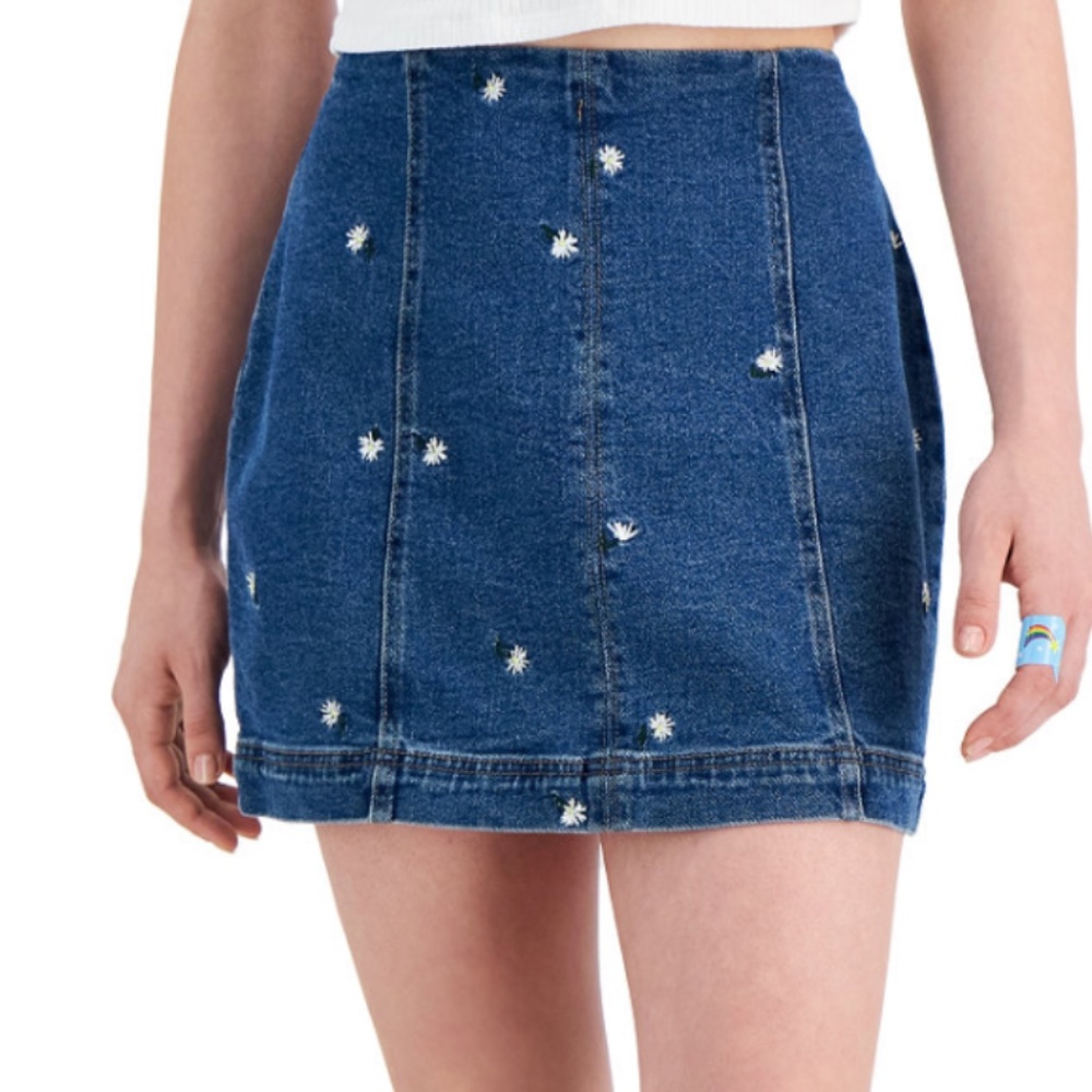 Junior’s mini skirt